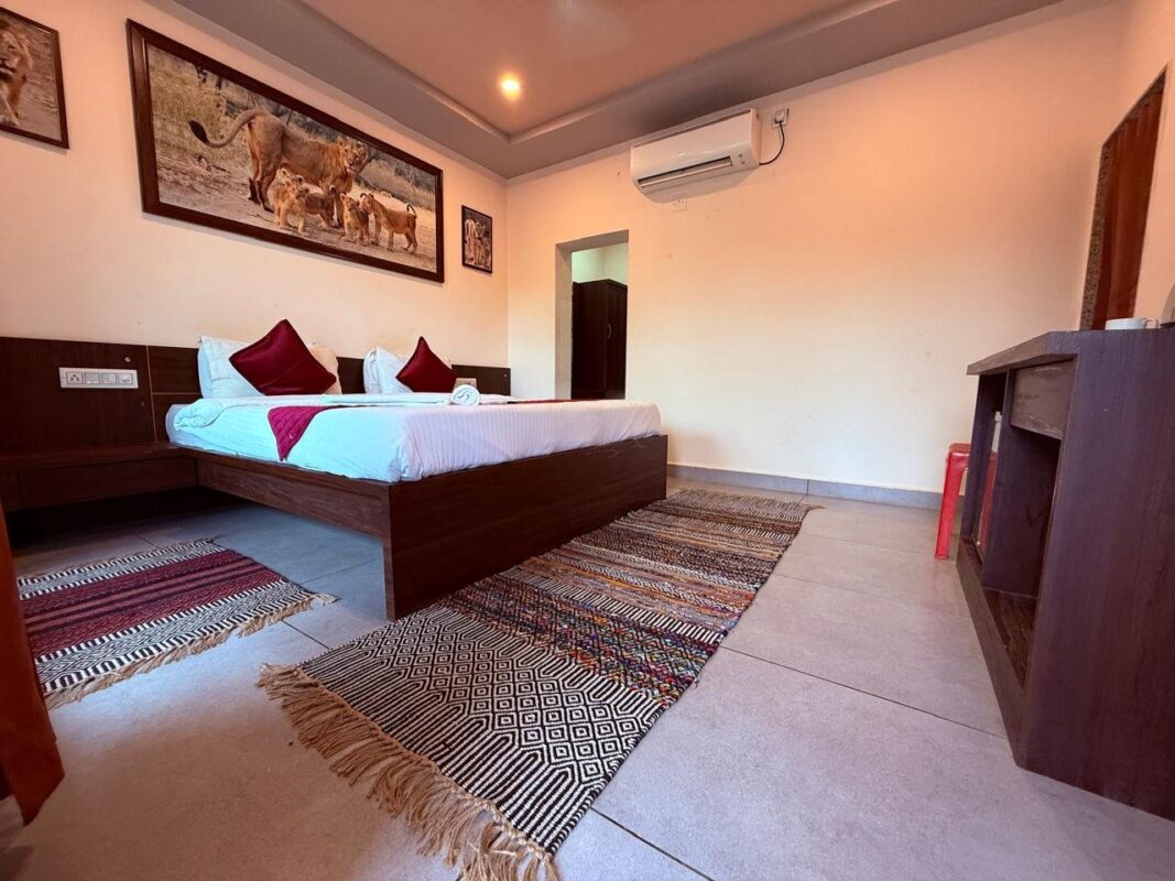aaranya-deluxe-balcony-room-01