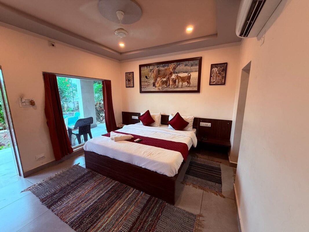 aaranya-deluxe-balcony-room-03
